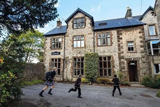 英国寄宿学校的中国学生在学业成绩方面表现如何?