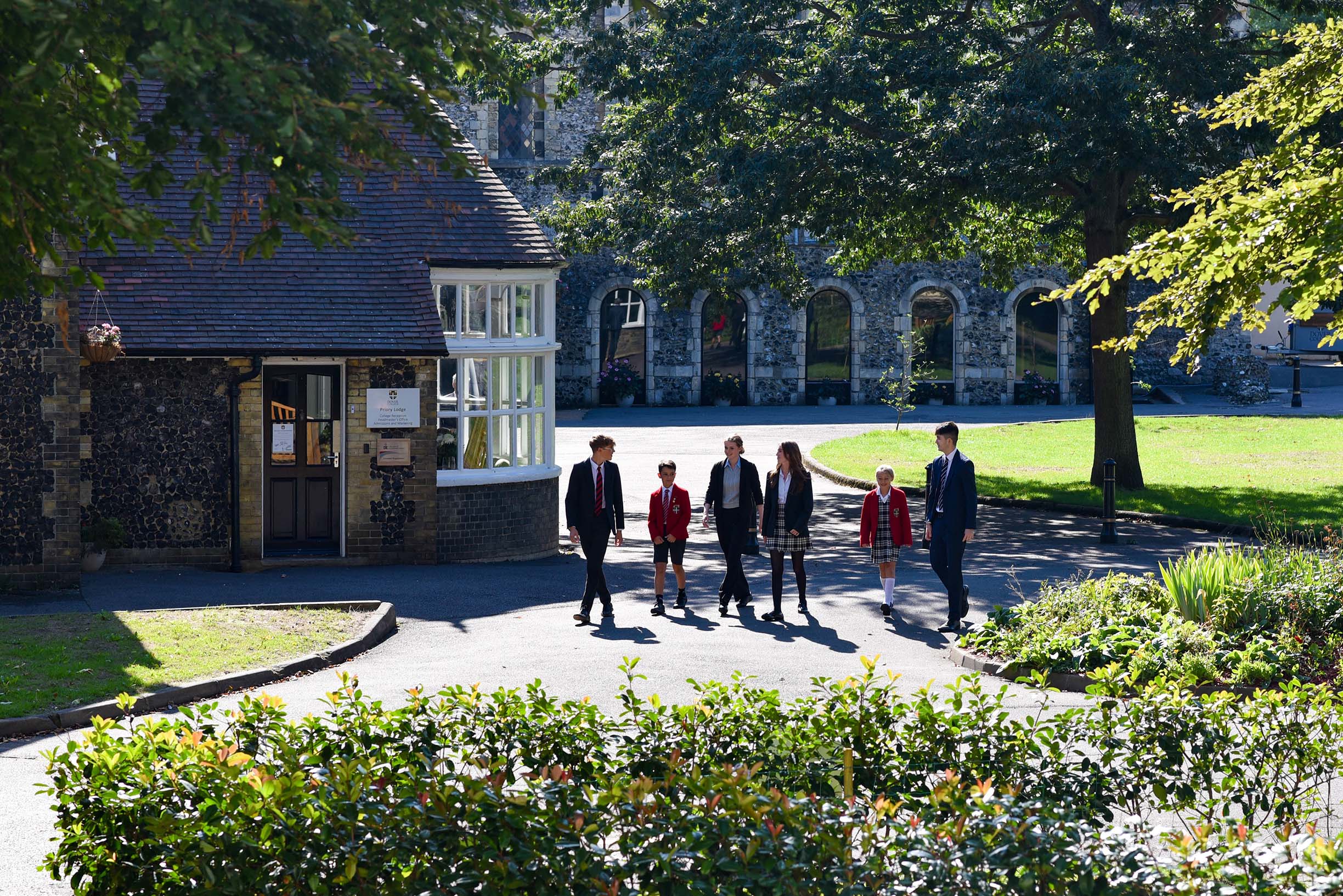 备受欧洲学生喜欢的英国私校Dover College多佛学院招生年龄,学费费用,开设课程及课外活动