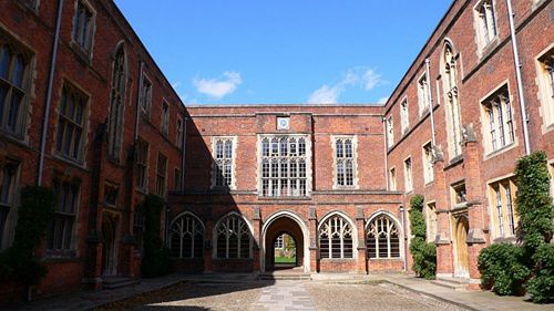 Ashville college Harrogate，是被英国的《每日电讯报》评出来TOP10 性价比寄宿制学校，每年的寄宿费用都在2.9万英镑以下。Ashville college阿什维尔学院成立于1877年，学校一直致力于为3-18岁的学生提供高质量教育，分为学前部、预备小学部、初中部和高中部。